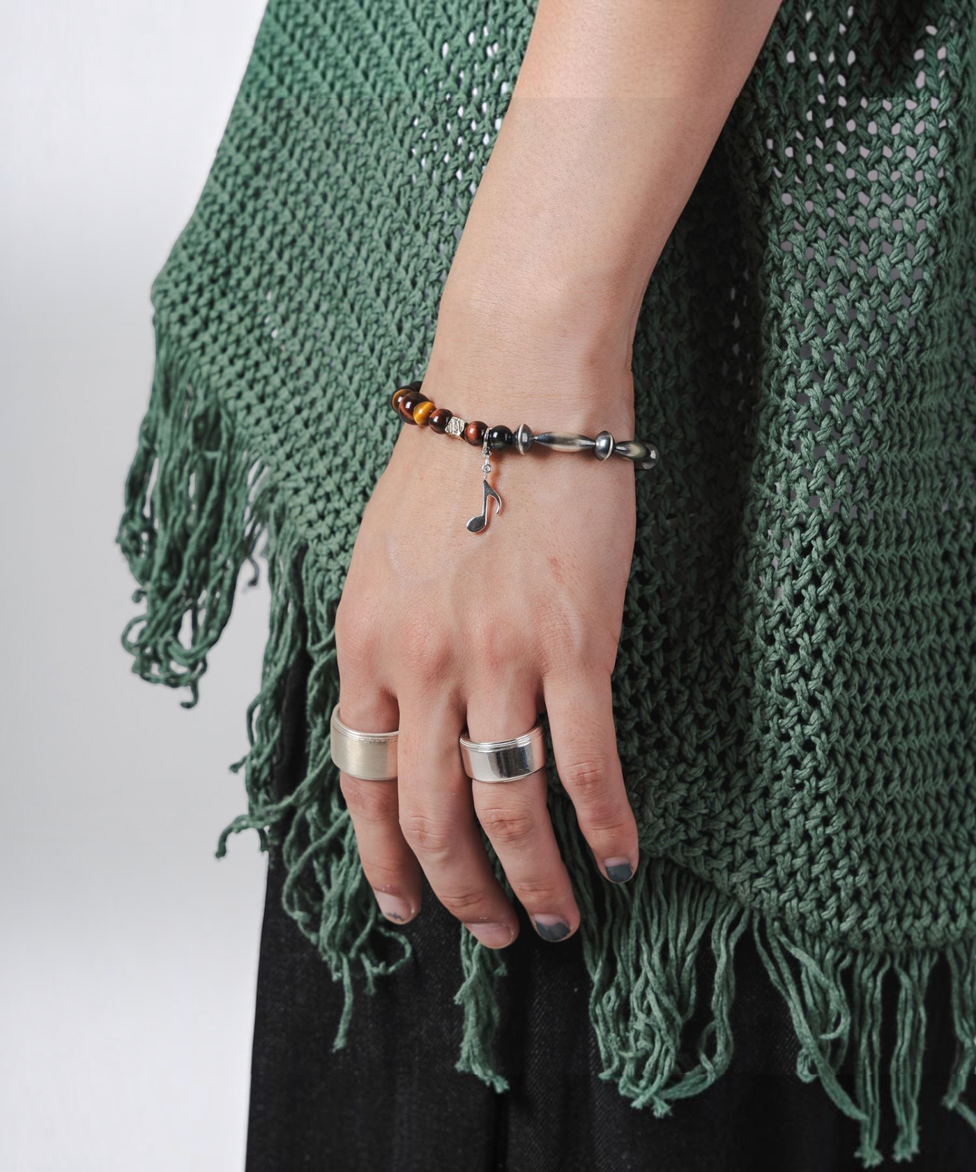 ROLE STOREのAKI-CAN RING。空き缶をモチーフにしたマットな質感のシルバー925製平打ちリングを指に着用した様子