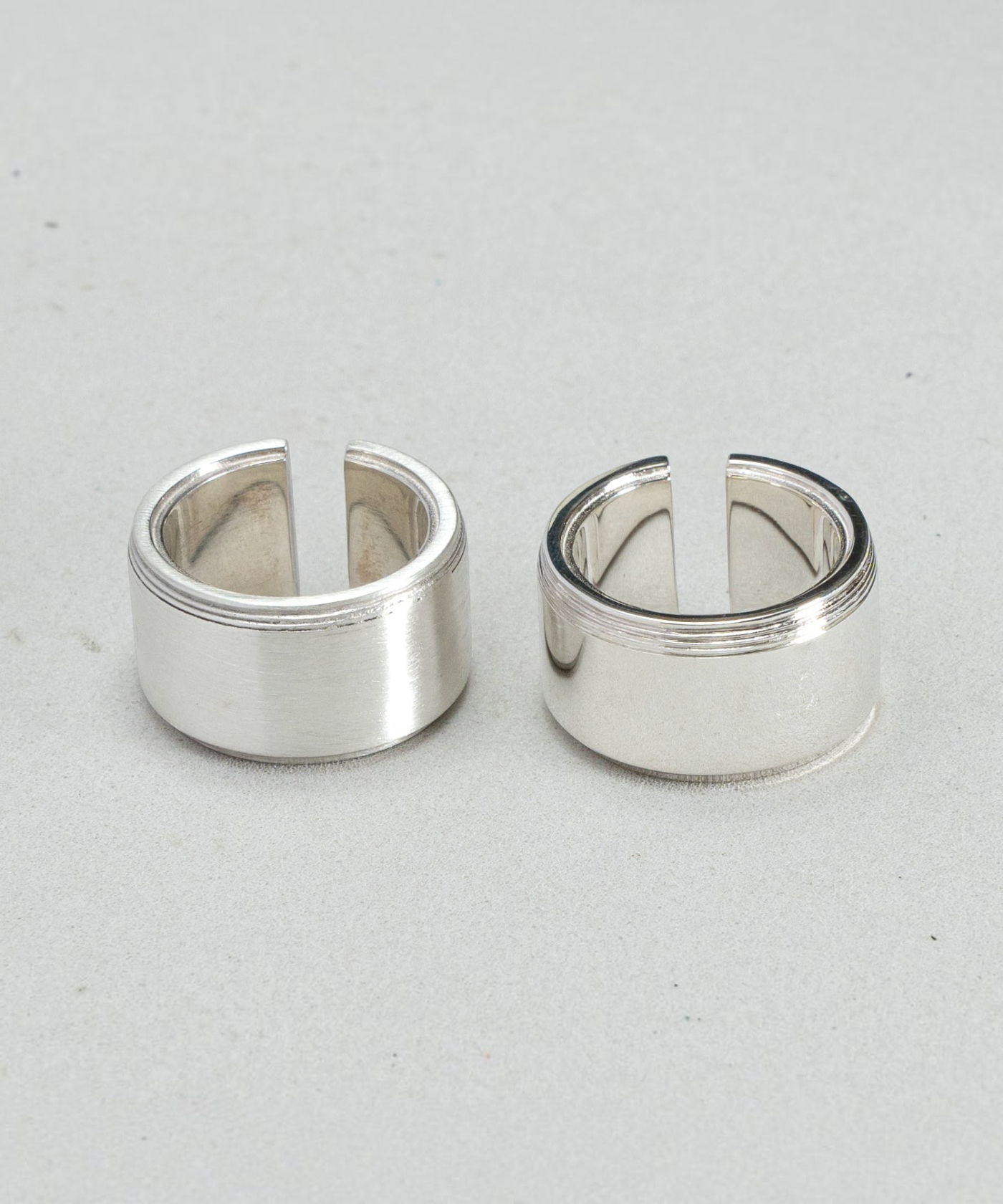 ROLE STOREのAKI-CAN RING。空き缶をモチーフにしたシルバー925製のマット仕上げと鏡面仕上げの幅広リング2点。