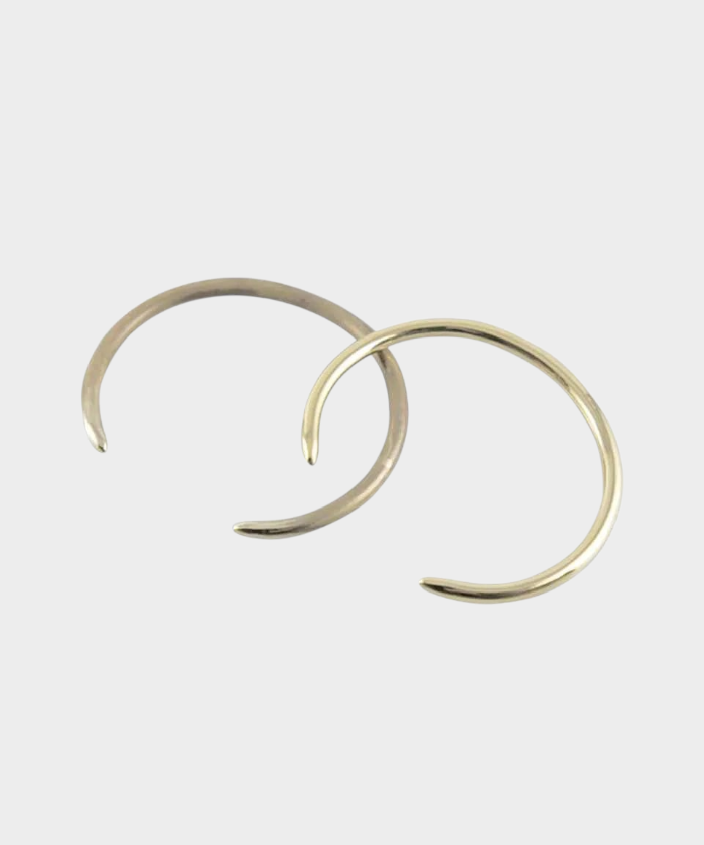 ROLE STOREのbuffalo bangle brass。ゴールドとアンティークカラーの真鍮製ツノ型バングル2本セット。