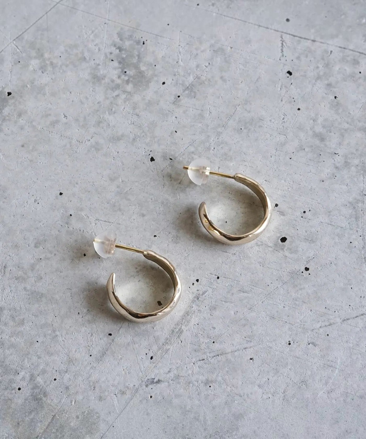 ROLE STOREのBumpy hoop pierce。K10ゴールドとシルバー925を使用した、ランダムな凹凸感のある小ぶりで肉厚なフープピアス。