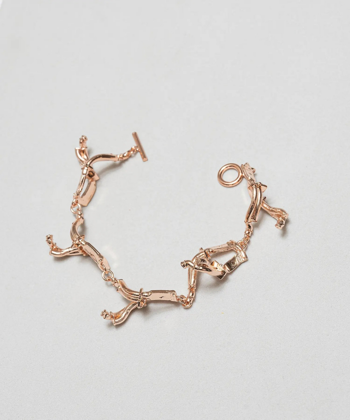 ROLE STOREのHERGO×ISAJI YUGOコラボによるピンクゴールドメッキ真鍮製マフラーモチーフブレスレット