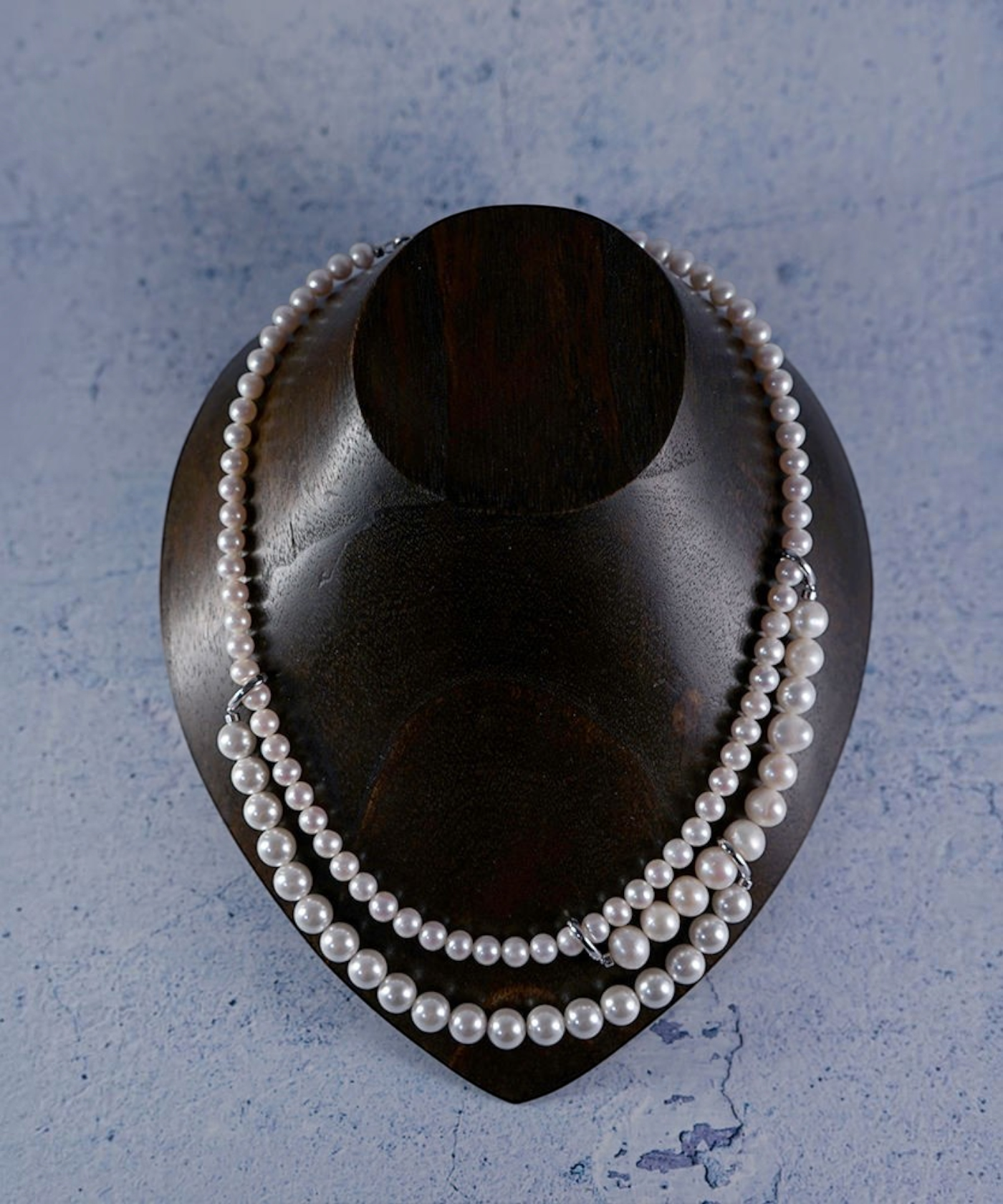 ROLE STOREのHERGO Add Pearl Necklace SV-925。6mm、8mm、10mmの淡水パールと貝パールを組み合わせたボリューム感のある2連シルバーネックレス