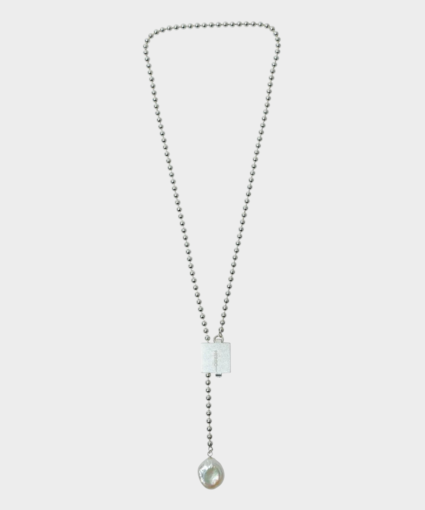 ROLE STOREのHERGOスクエアクリップ付きシルバーボールチェーンネックレス。先端に大粒のバロックパールをあしらったデザイン。