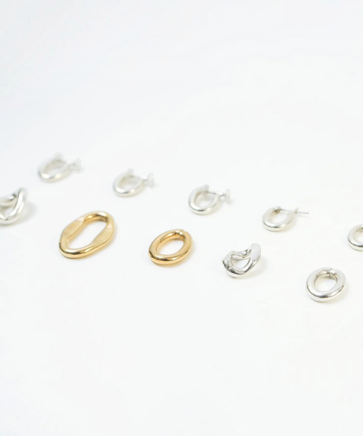 ROLE STOREのLARGE Objet Earring。K18ゴールドメッキを施した真鍮製のチェーンモチーフが特徴のメンズ向け片耳用イヤリング。