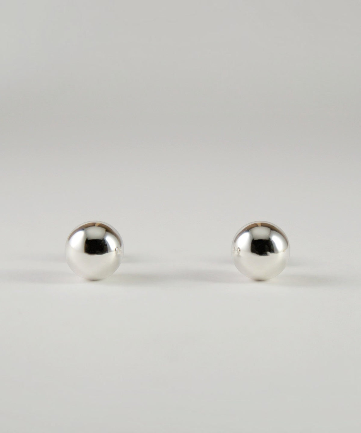 ROLE STOREのLosauボールピアス。直径8mmの光沢あるシルバー925製球体デザインのシンプルで洗練されたスタッドピアス。