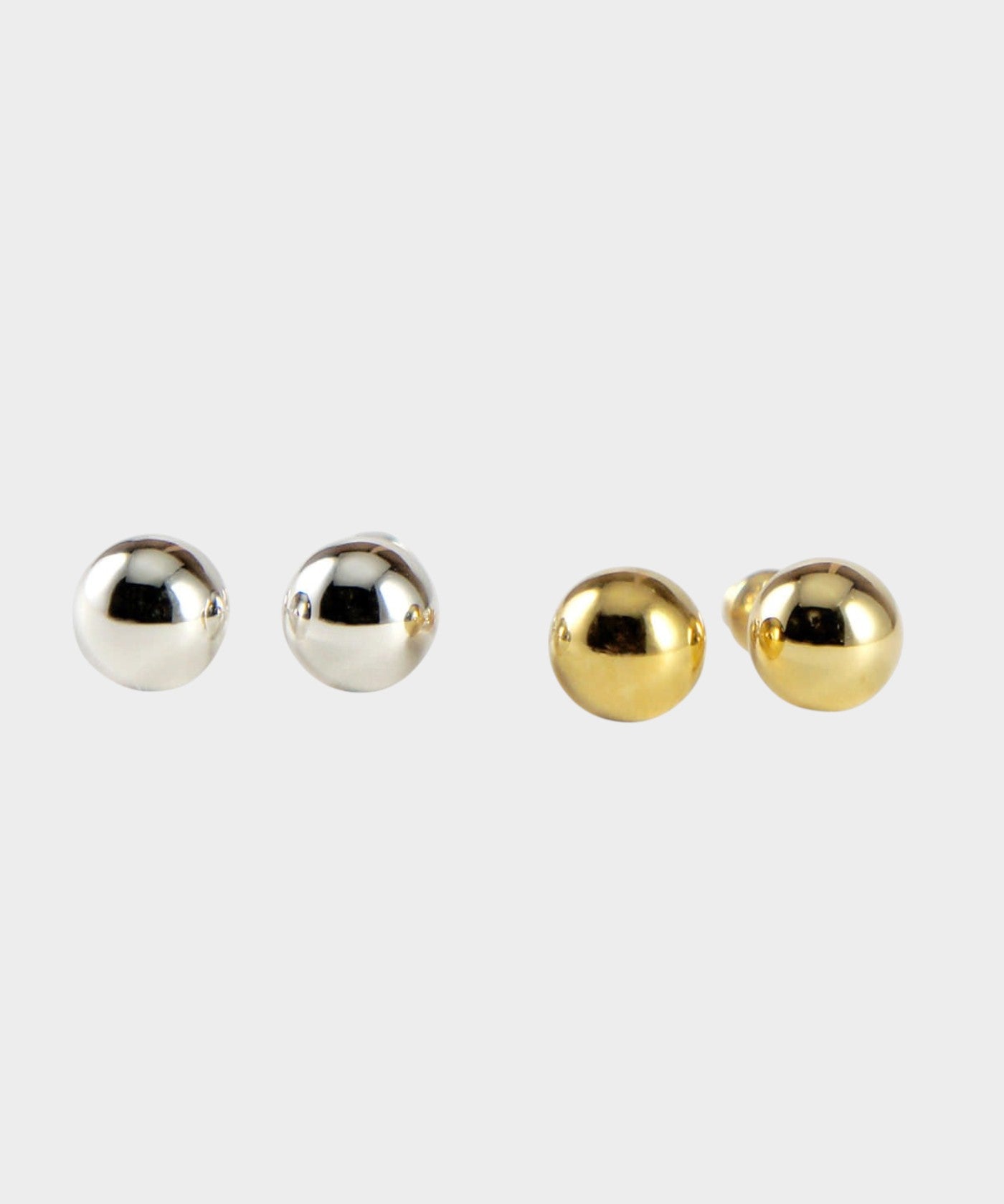 ROLE STOREのLosauボールピアス。直径8mmのシルバー925製球体デザインで、シルバーとK18ゴールドメッキの2色セット。