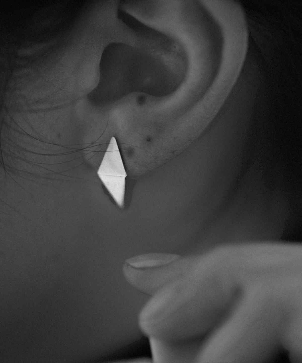ROLE STOREのLosauダイヤモンドピアス。中央で折り曲げられた立体的なひし形デザインのシルバー製スタッドピアス。