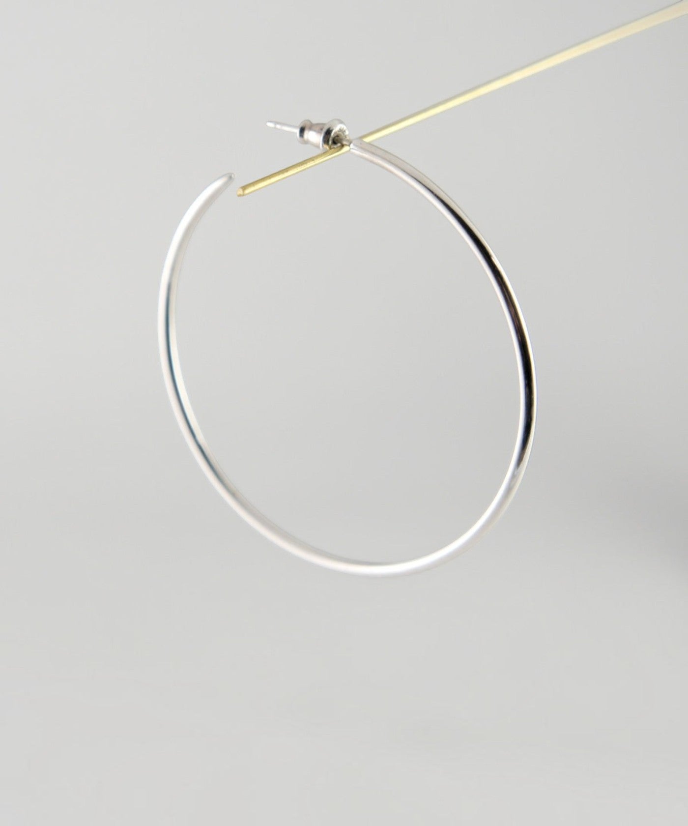 ROLE STOREのLosau Pointed pierce。先端がツノ状に加工されたシルバー925製のシンプルで洗練された大振りフープピアス