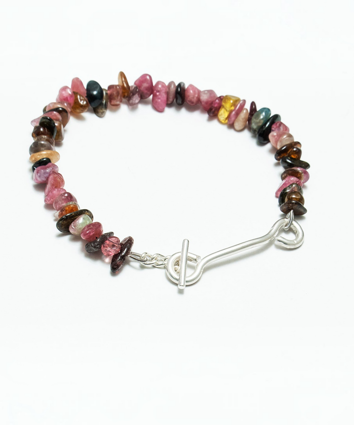 ROLE STOREのBASE BRACELETは、赤系のトルマリン天然石とシルバー925/950を使用したマンテル留め具付きのハンドメイドブレスレット