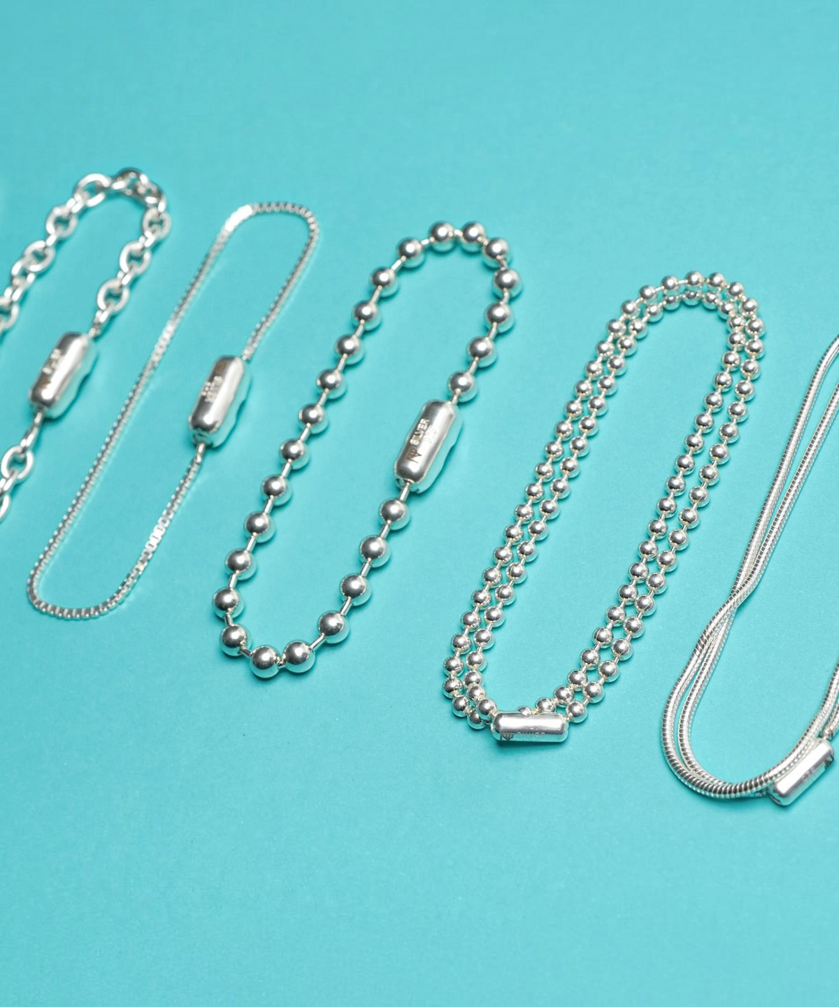 ROLE STOREのシルバー925製ボールチェーンブレスレット。様々なチェーンデザインが並ぶシンプルで洗練されたアクセサリー