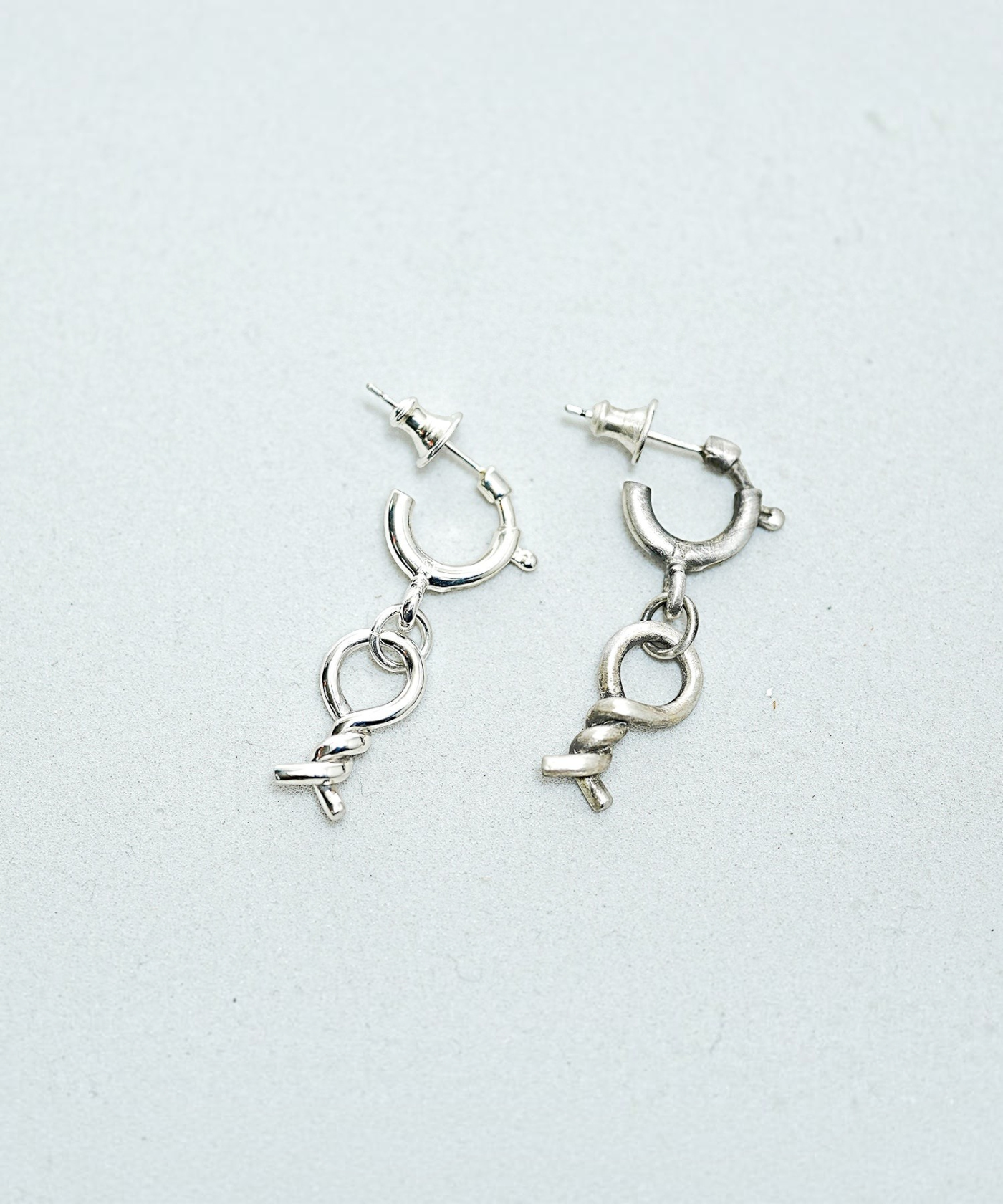 ROLE STOREのBind pierce。シルバー925素材をねじり縛ったデザインのアンティーク調燻し仕上げピアス