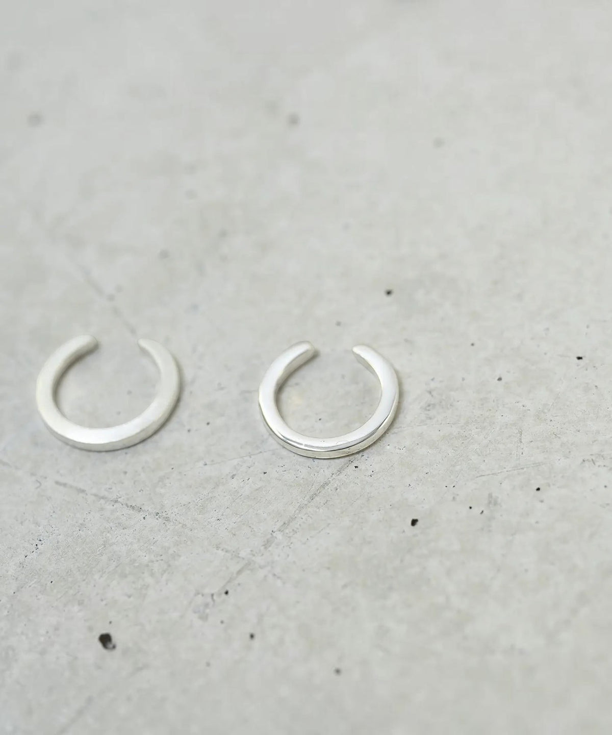 ROLE STOREのSliceイヤーカフ。シルバー925素材を使用した、エッジの効いたシャープな平面的フォルムのイヤーカフ。