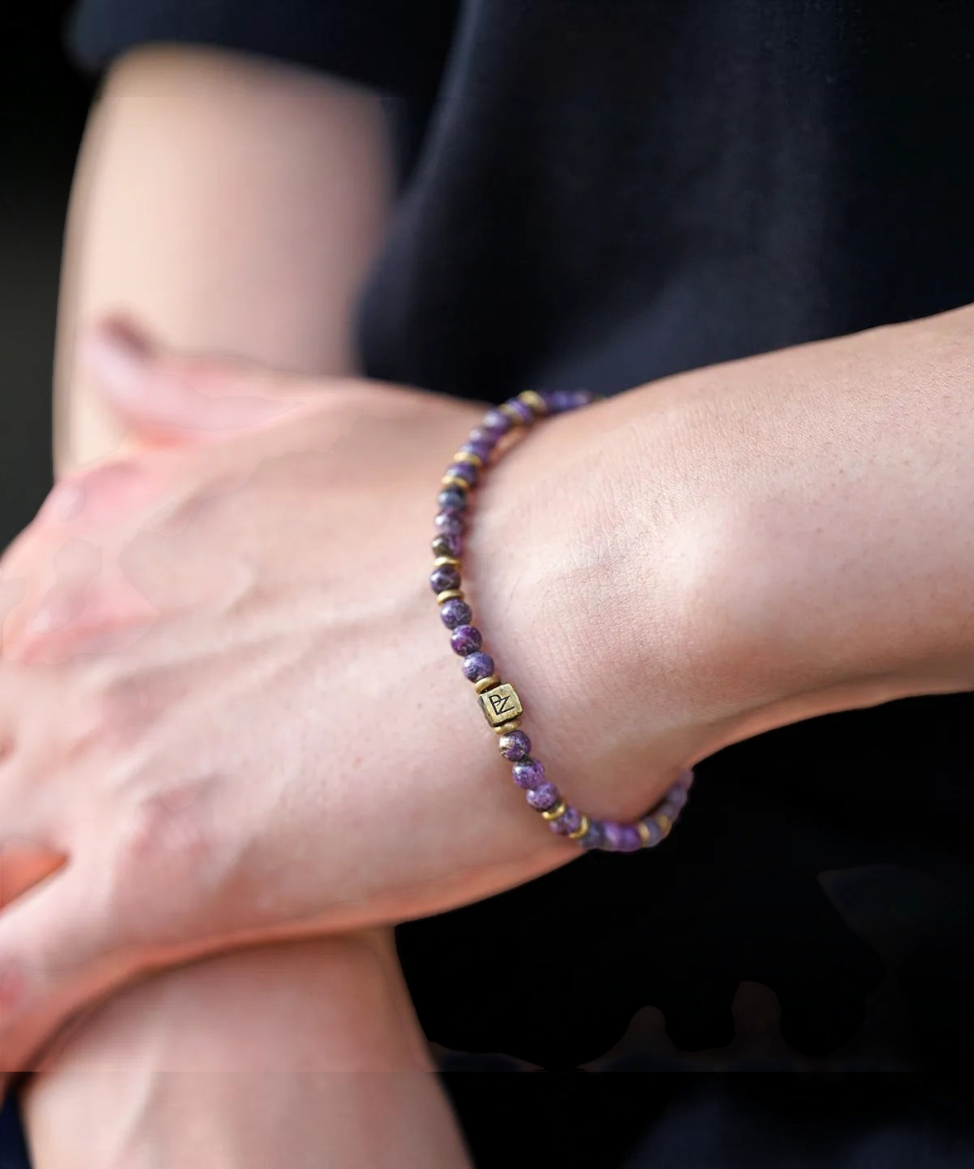 ROLE STOREのWALL slim bracelet 2nd。パープルの天然石と真鍮ビーズを組み合わせた、4mm幅のカジュアルなブレスレット。
