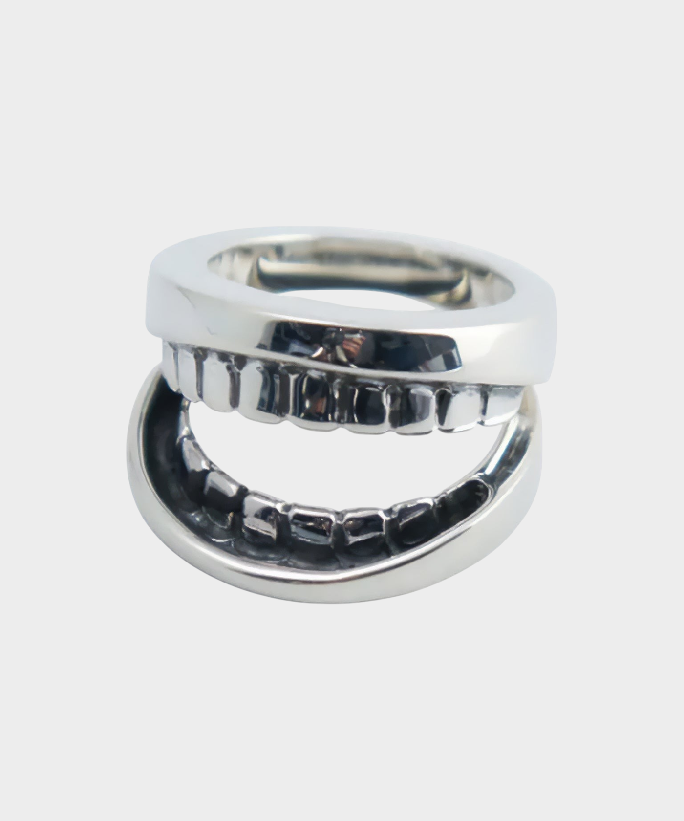 ROLE STOREのteeth RING。上下の歯をモチーフにしたシルバー925製のユニークなセパレート型リング。