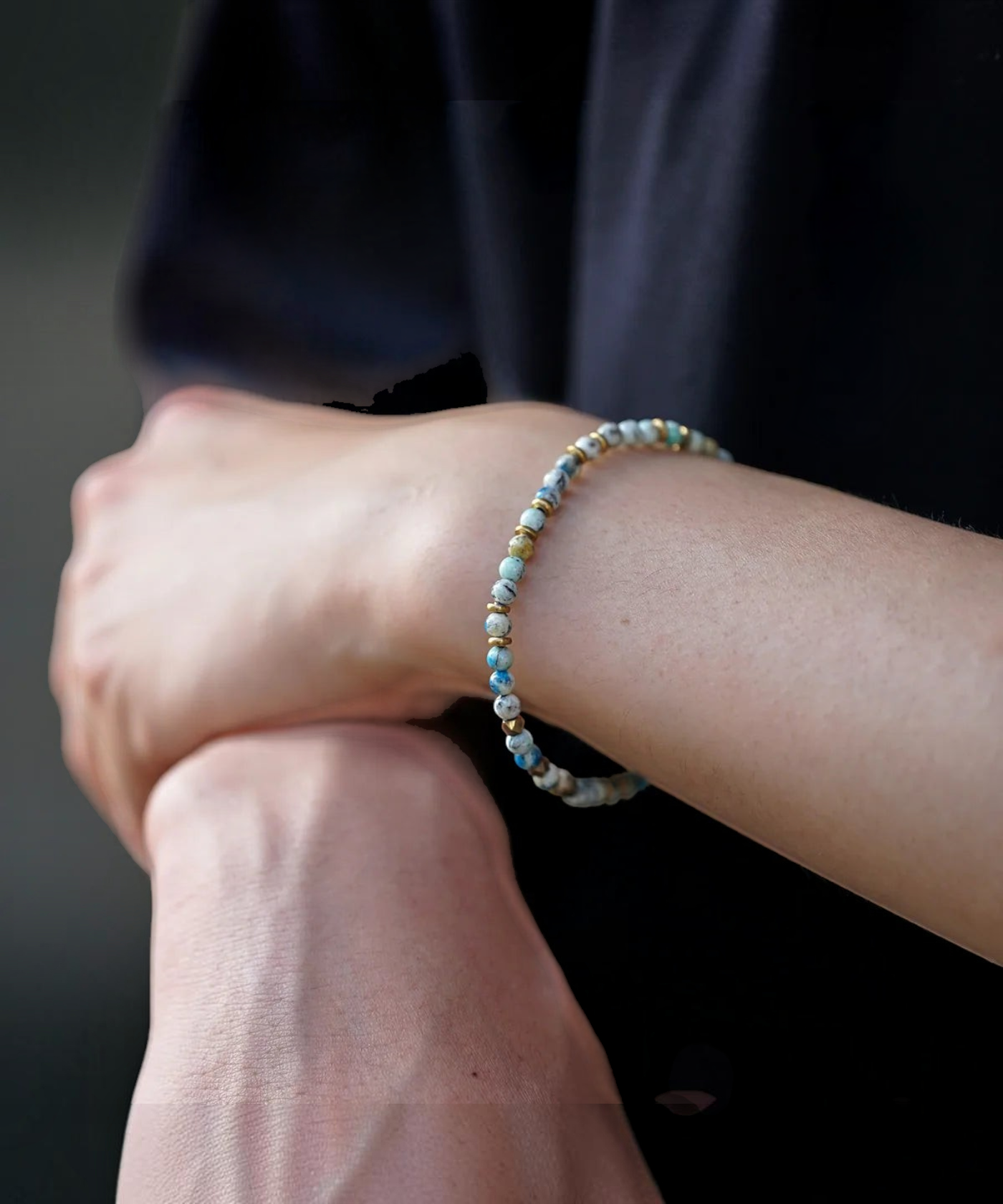 ROLE STOREのWALL slim bracelet 2nd。アズライト天然石とブラスビーズを組み合わせた細身のブレスレット。