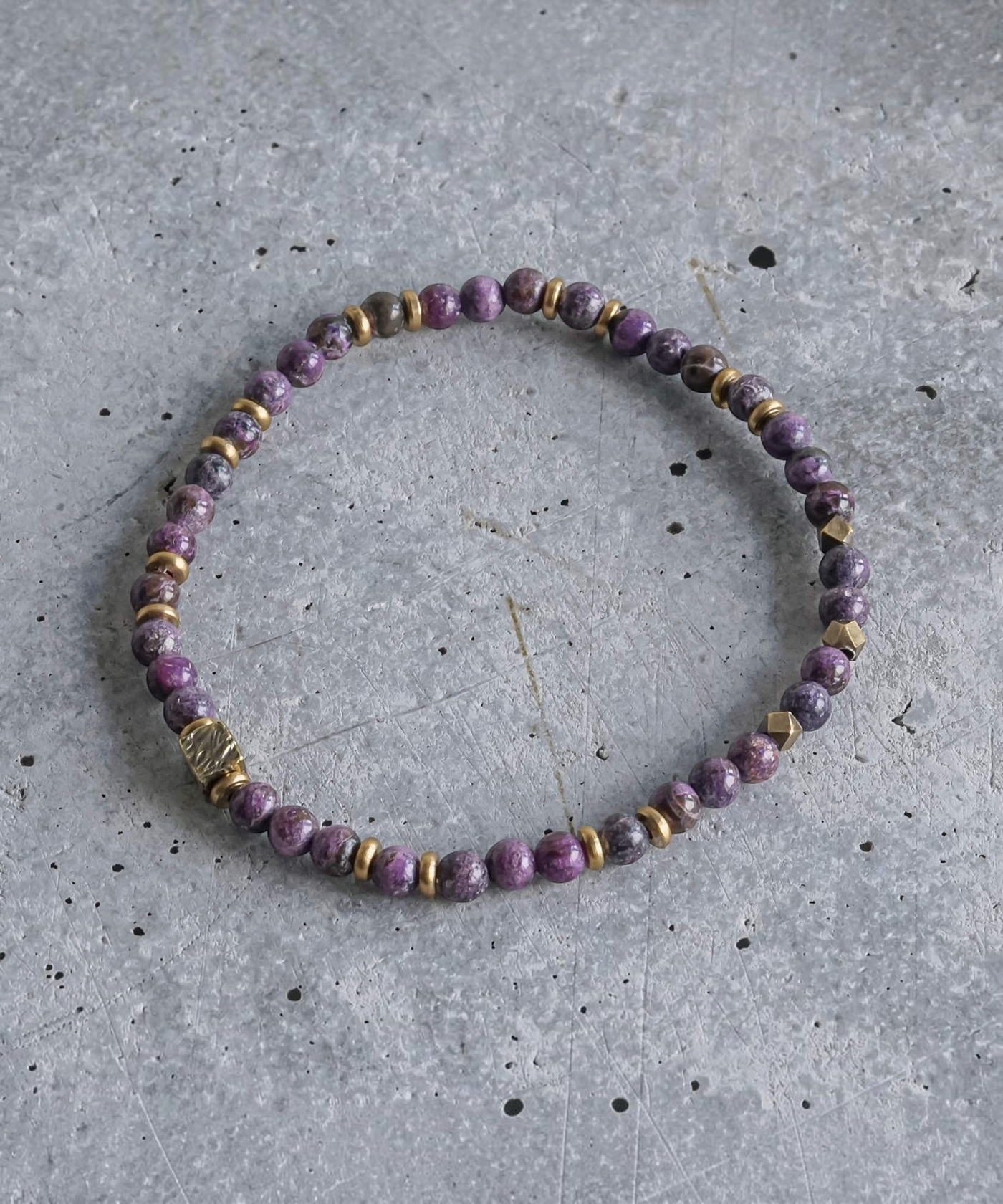 ROLE STOREのWALL slim bracelet 2nd。スティヒタイト天然石とブラスビーズを組み合わせたパープルカラーのカジュアルなブレスレット