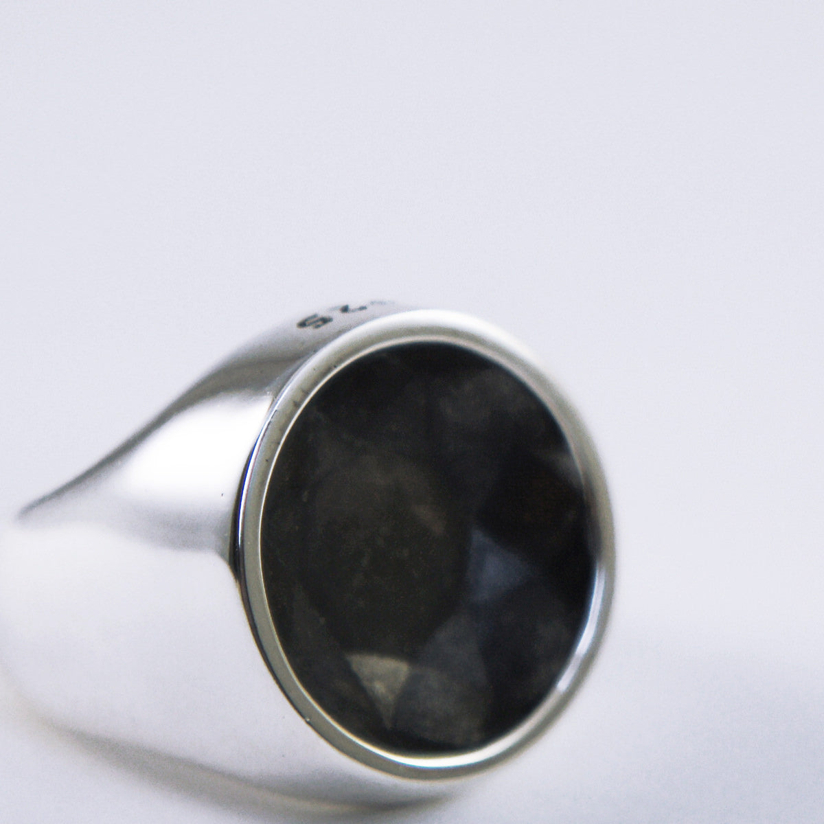 Reverse Signet ring Round | NARRATIVEPLATOON