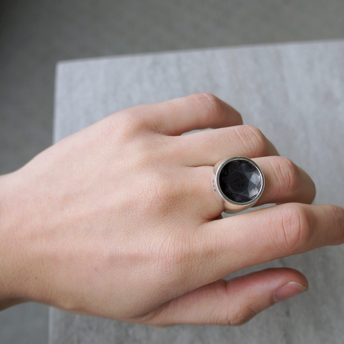 Reverse Signet ring Round | NARRATIVEPLATOON