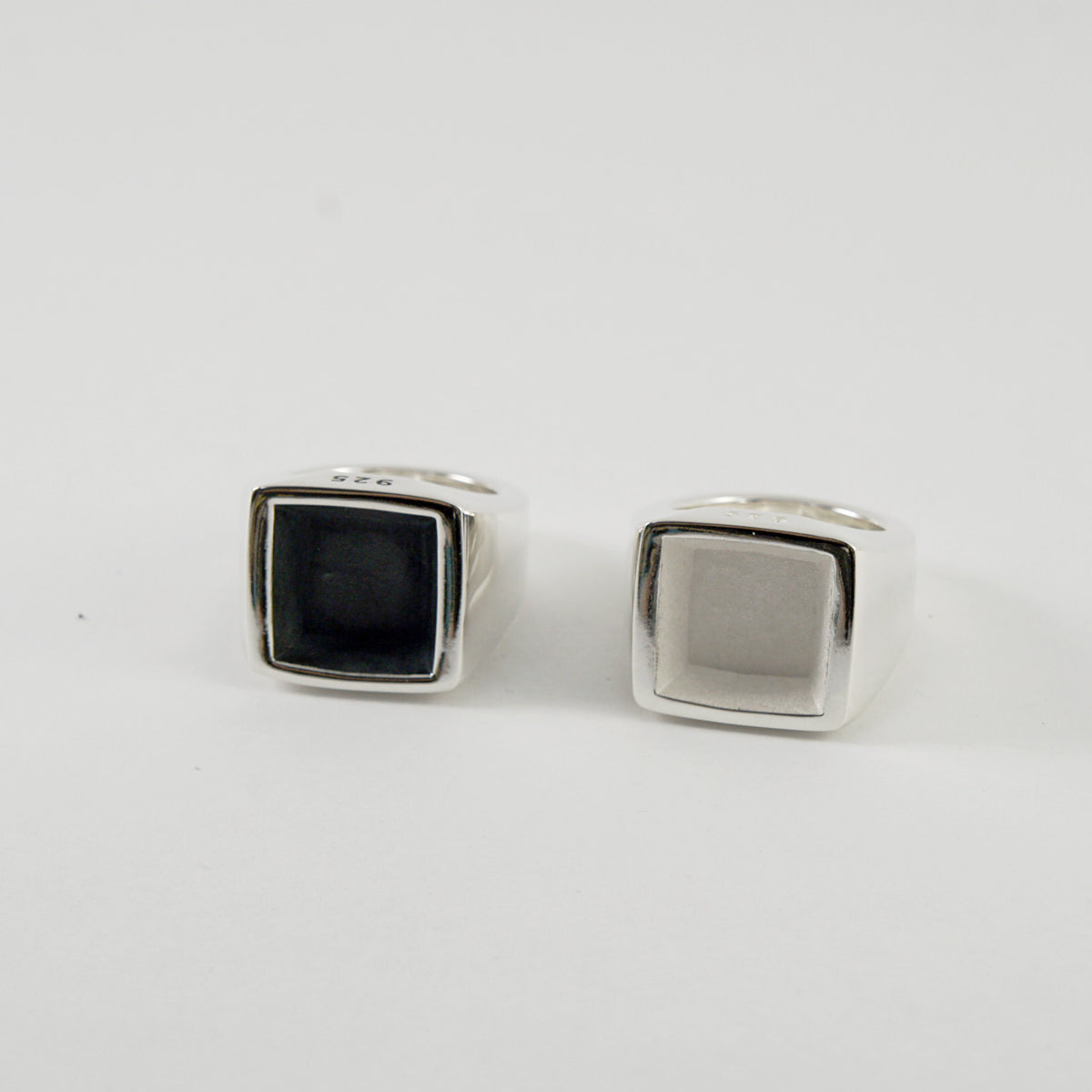 Reverse Signet ring Square white | NARRATIVEPLATOON