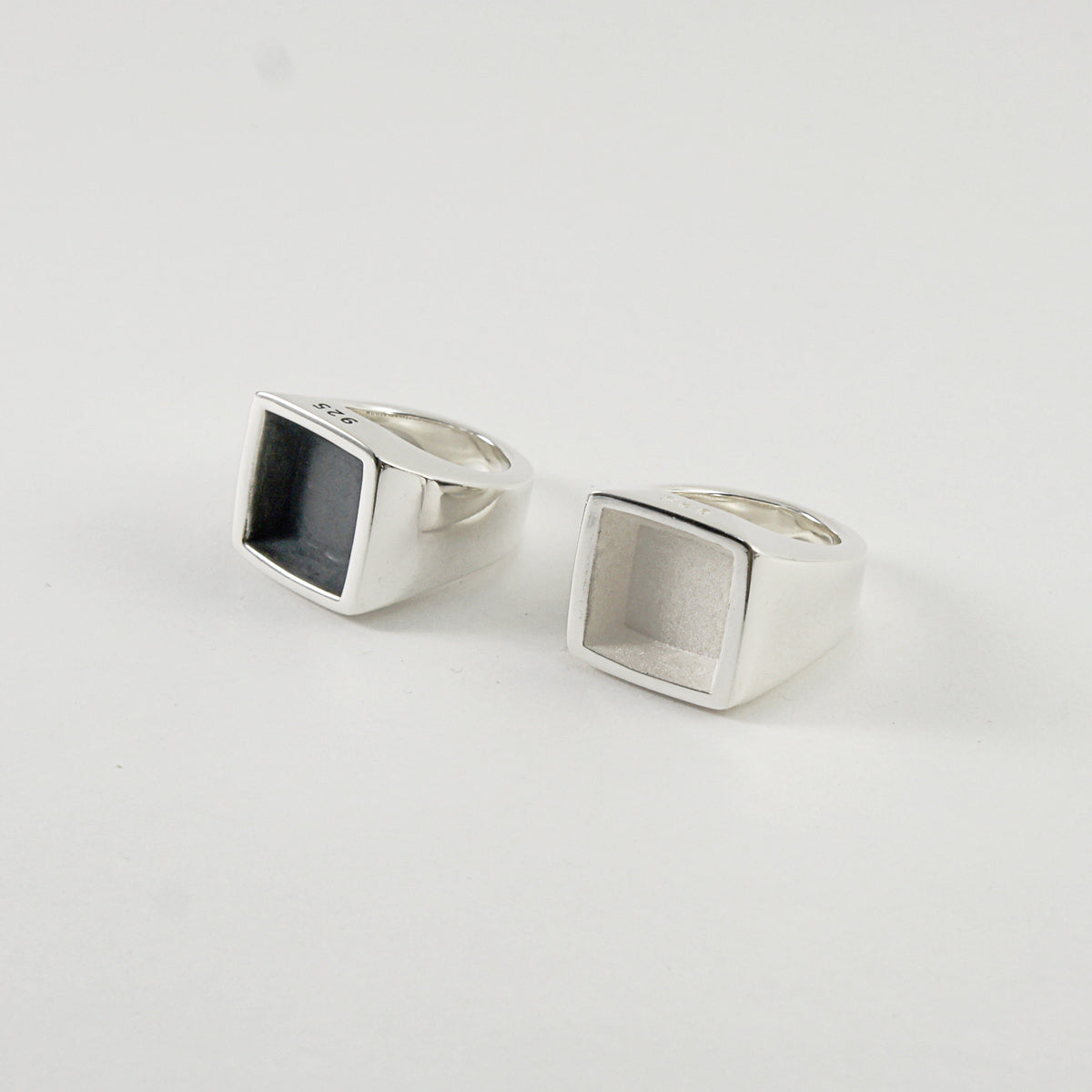 Reverse Signet ring Square white | NARRATIVEPLATOON
