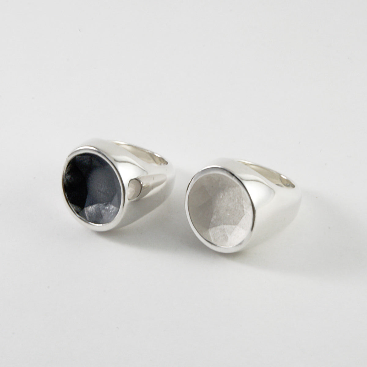 Reverse Signet ring Round white | NARRATIVEPLATOON