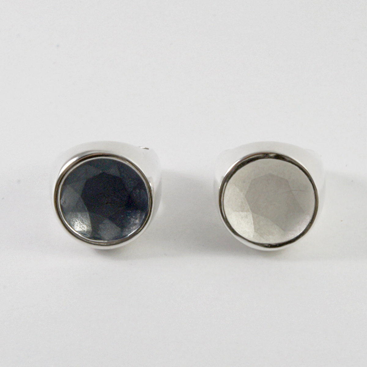 Reverse Signet ring Round white | NARRATIVEPLATOON