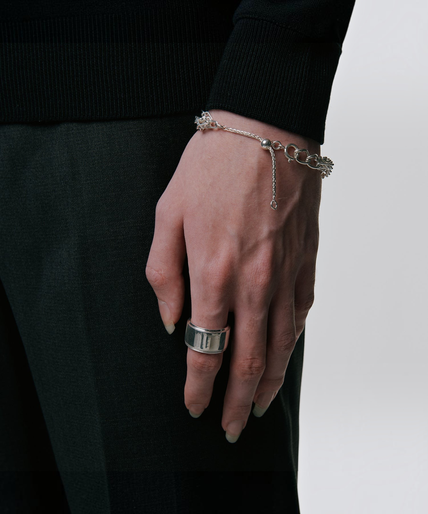 ROLE STOREのAKI-CAN RING。空き缶をモチーフにしたシルバー925製の幅広でマットな質感のリングを指に着用した様子。