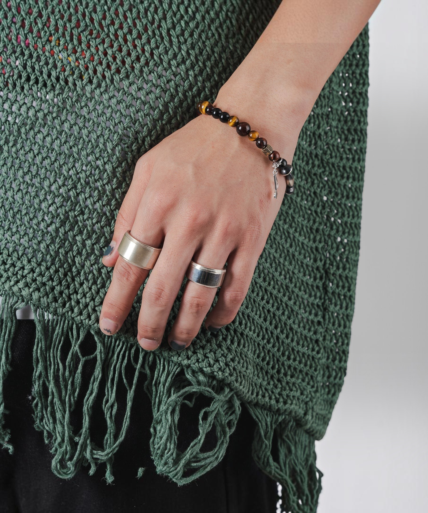 ROLE STOREのAKI-CAN RING。空き缶をモチーフにしたマットな質感のシルバー925製平打ちリングを指に着用した様子。
