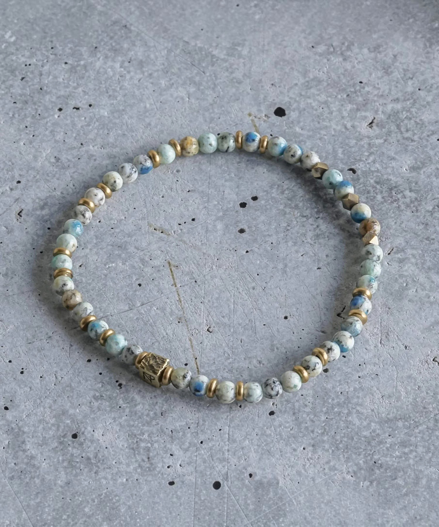 ROLE STOREのWALL slim bracelet 2nd。アズライトの天然石とブラスビーズを組み合わせた、幅4mmのカジュアルなビーズブレスレット。