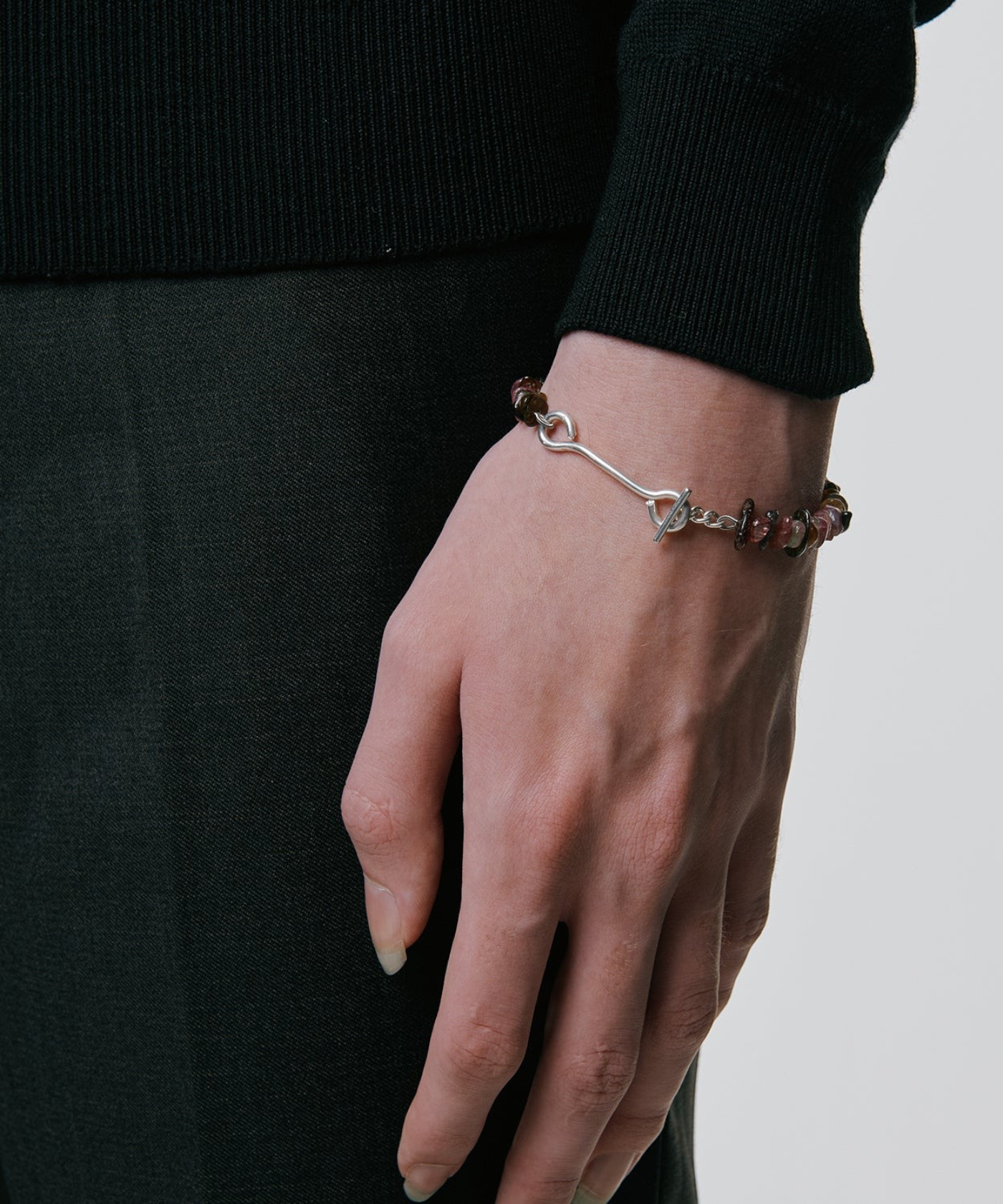 ROLE STOREのBASE BRACELETは、シルバー925とトルマリンを使用した赤色の天然石ビーズとマンテル留め具が特徴的なハンドメイドブレスレット
