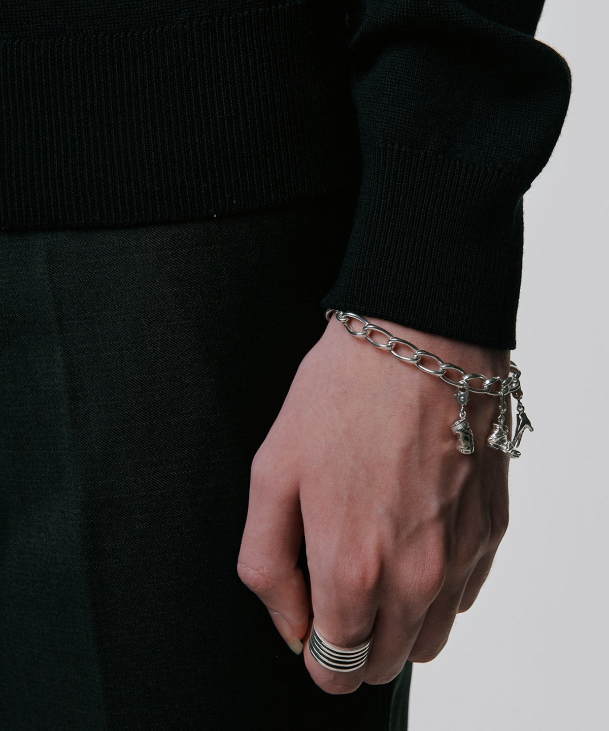 ROLE STOREのBind Chain Bracelet。シルバー925/950製のチェーンに手作りのバーを組み合わせた、シンプルで存在感のあるマンテルブレスレット。