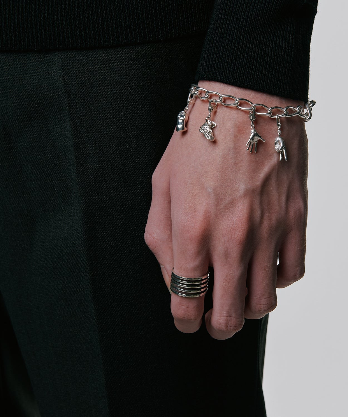 ROLE STOREのBind Chain Bracelet。シルバー925と950を使用した、手作りの温かみを感じる個性的なチャーム付きチェーンブレスレット。