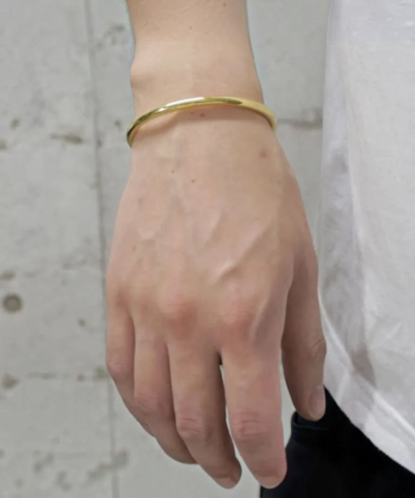 ROLE STOREのK18ゴールドコーティングが施された洗練された真鍮製バッファローバングル