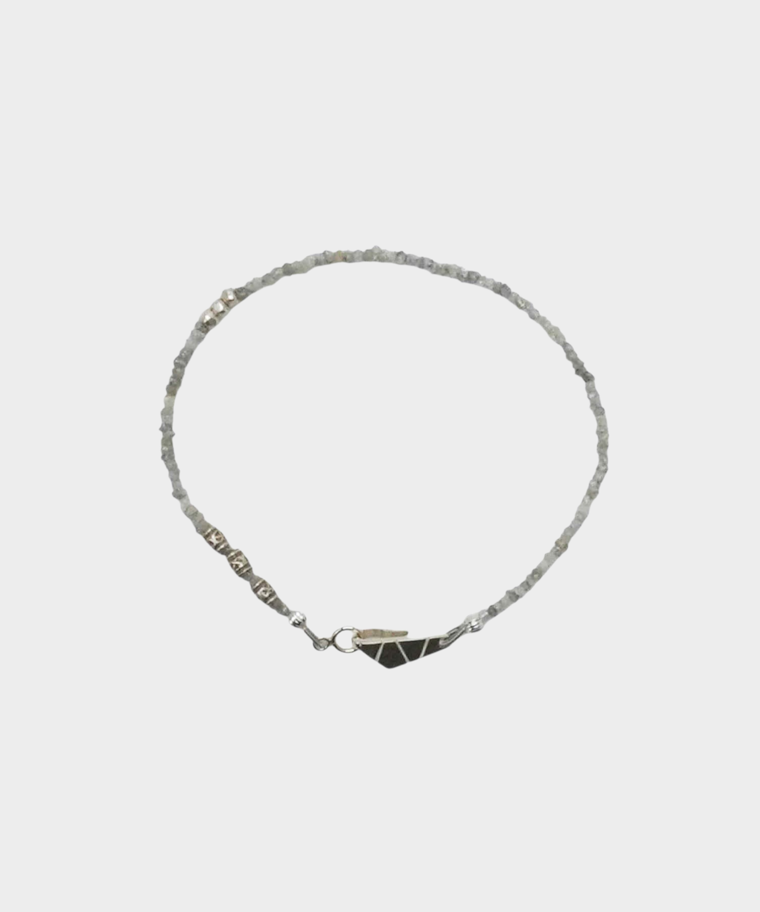 ROLE STOREのGEM STONE ATTACKブレスレット。ダイヤモンド原石とシルバー925を使用した細身の天然石ビーズブレスレット。