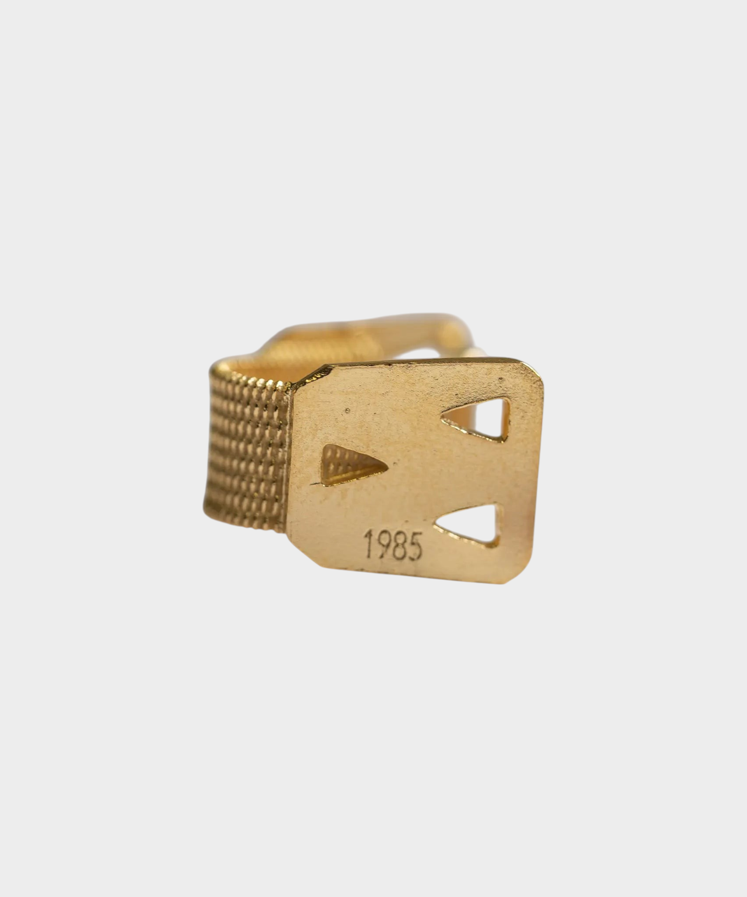 ROLE STOREのゴールドカラーのシルバー925製バンテージイヤーカフ。留め具デザインと1985の刻印が特徴。