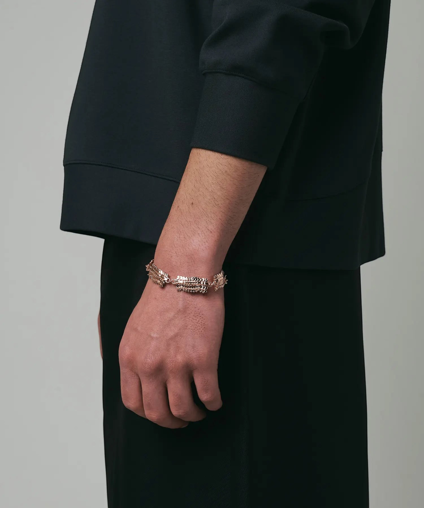 ROLE STOREのHERGO×ISAJI YUGOコラボによるピンクゴールドメッキ真鍮製キャタピラーブレスレット