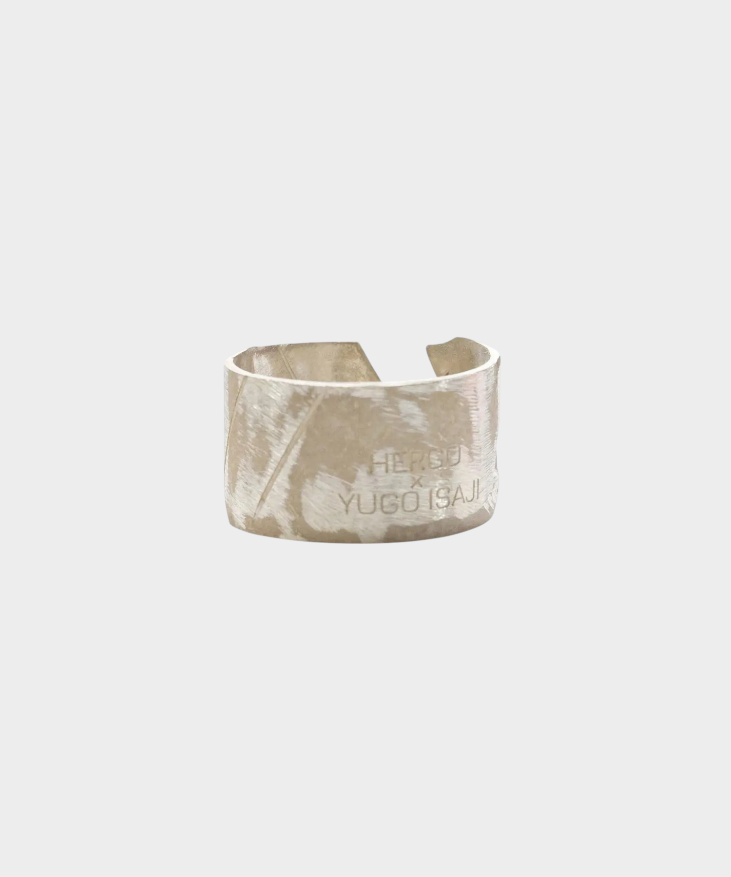 ROLE STOREのHERGO×ISAJI YUGOコラボリング。カッターをモチーフにした削り跡のあるシルバー925製バングルリング