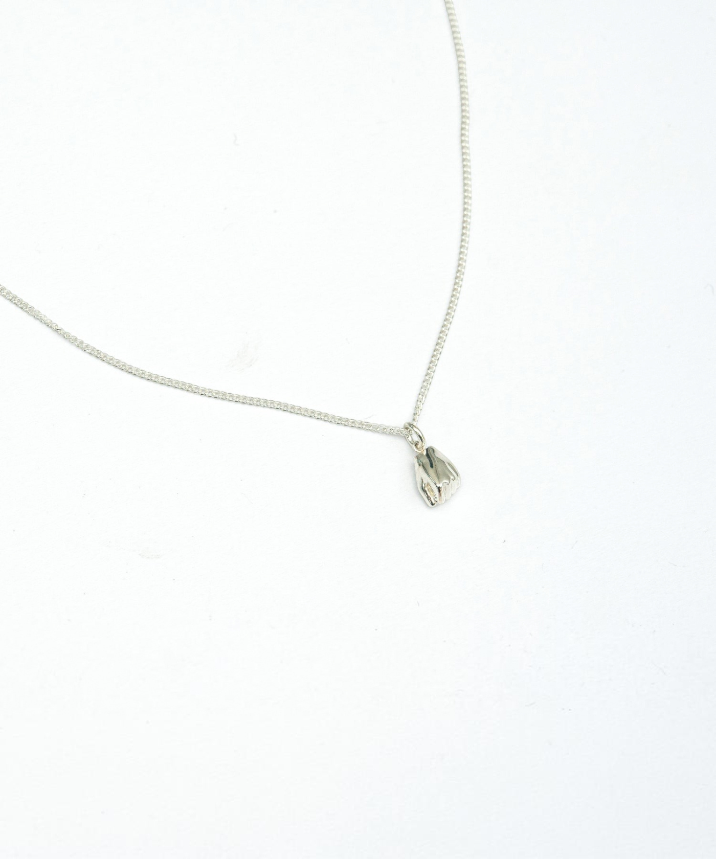 ROLE STOREのJANKEN-GUUネックレス。グーの形をしたシルバー925製の小ぶりなペンダントトップが付いたシンプルなチェーンネックレス。