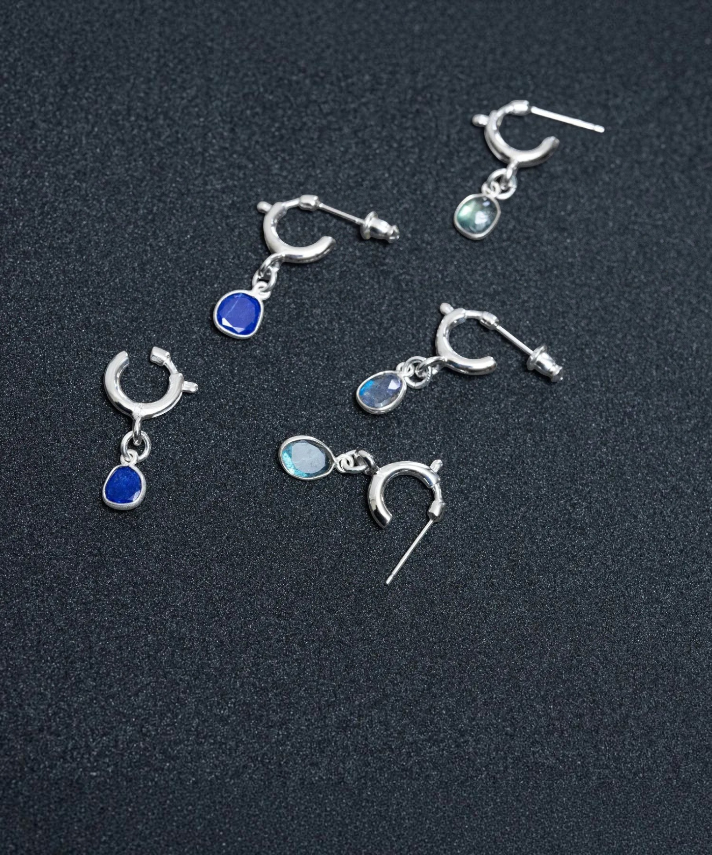 ROLE STOREのラピスラズリをあしらったシルバー925製ピアス兼イヤーカフ。小ぶりでカットが施された青い天然石が揺れるデザイン。