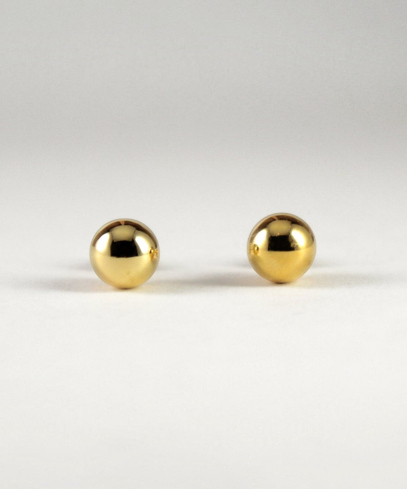 ROLE STOREのLosauボールピアス。直径8mmの光沢あるゴールド仕上げの球体デザインで、シンプルで洗練されたシルバー925製。