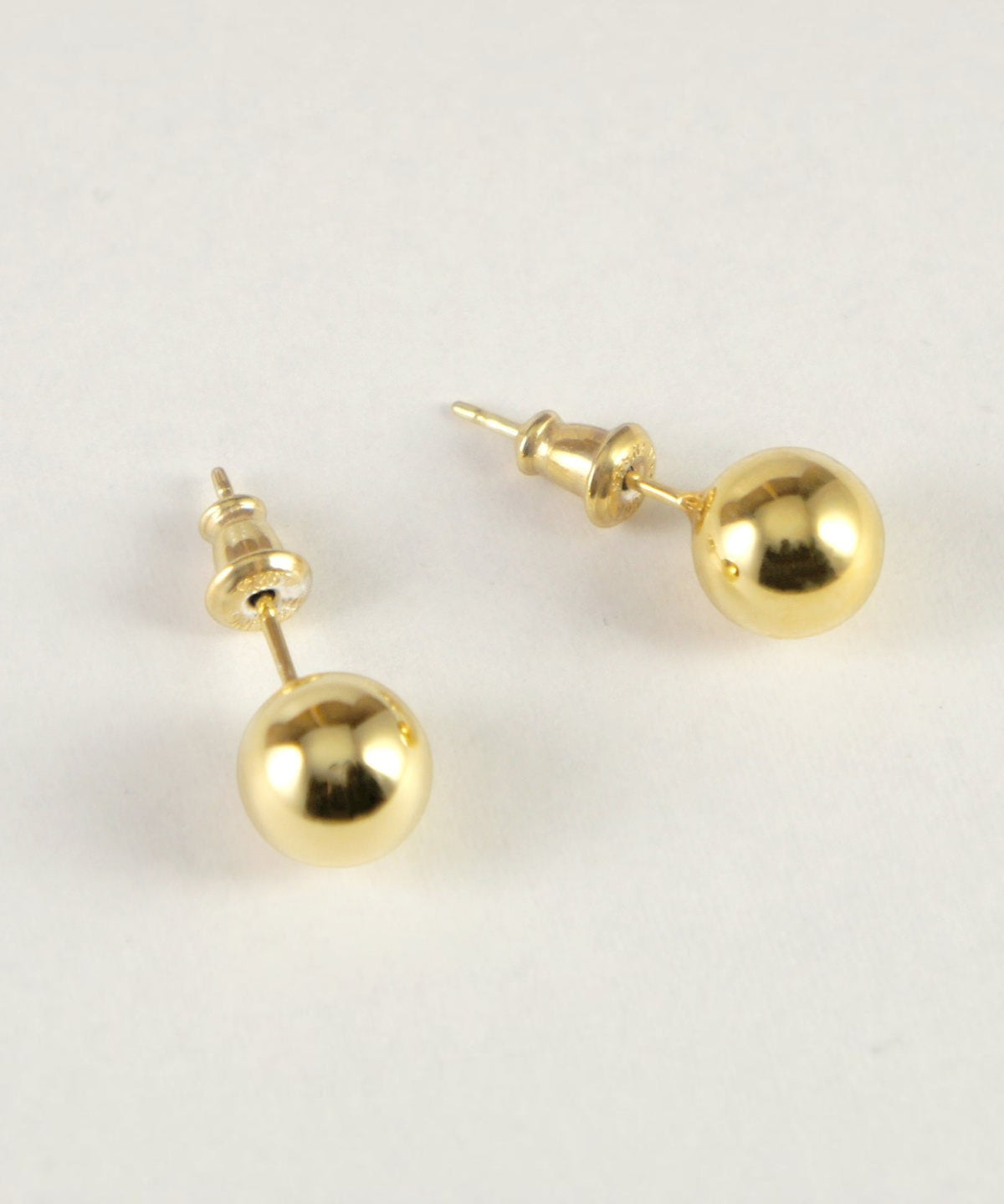 ROLE STOREのLosauボールピアス。直径8mmのK18ゴールドメッキ仕上げの球体デザインが輝くシンプルで上品なスタッドピアス。