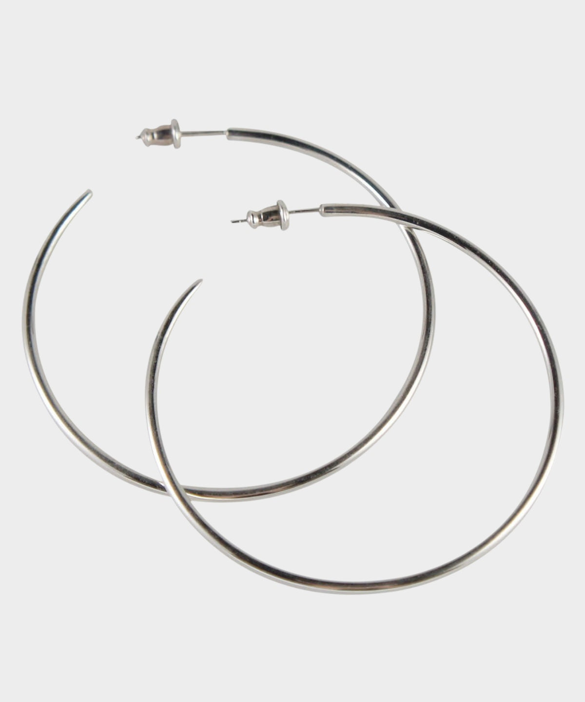 ROLE STOREのLosau Pointed pierce。先端がツノ状に尖ったスタイリッシュなシルバー925製の大ぶりフープピアス。
