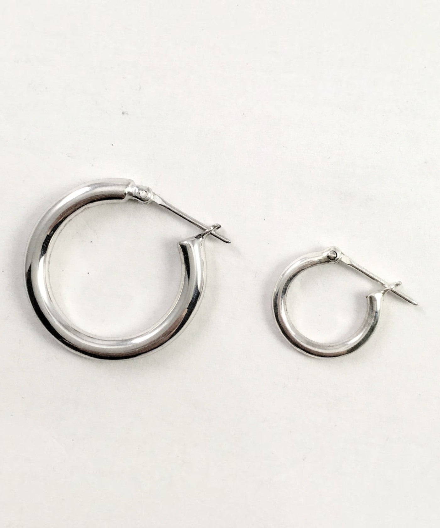 ROLE STOREのLosauミニフープピアス。シルバー925製のシンプルで小ぶりなデザインのペア。