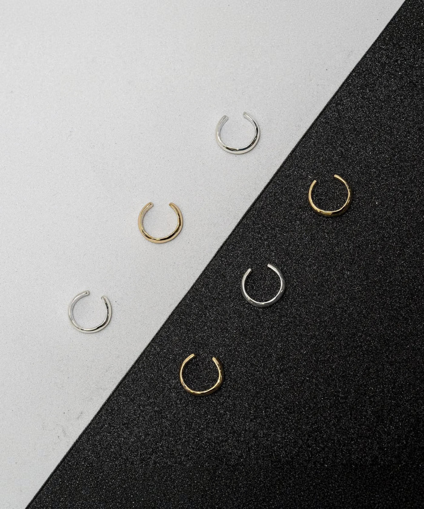 ROLE STOREのミニバッシュドイヤーカフ。シルバー925製で、シルバーとK18ゴールドメッキの不規則な凹凸フォルムが特徴的な片耳用アクセサリー。