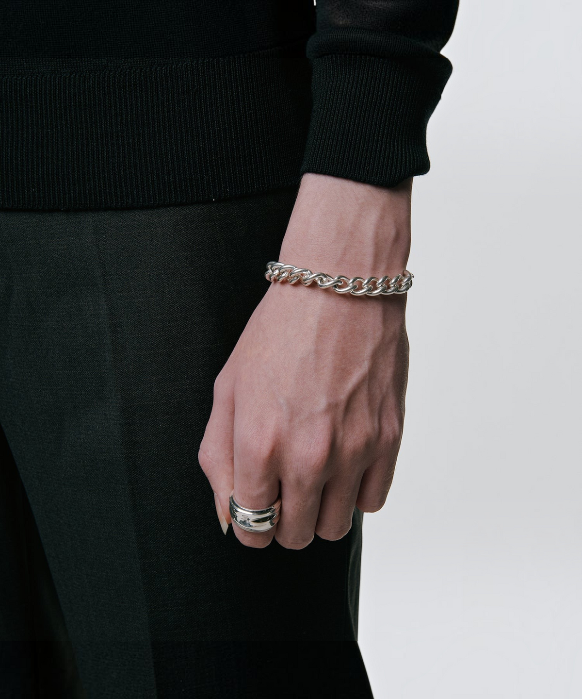 ROLE STOREのNARRATIVEPLATOON製AKI-CAN RING。クシャっとした空き缶を模したマットな質感のシルバー925リングを指に着用した様子。