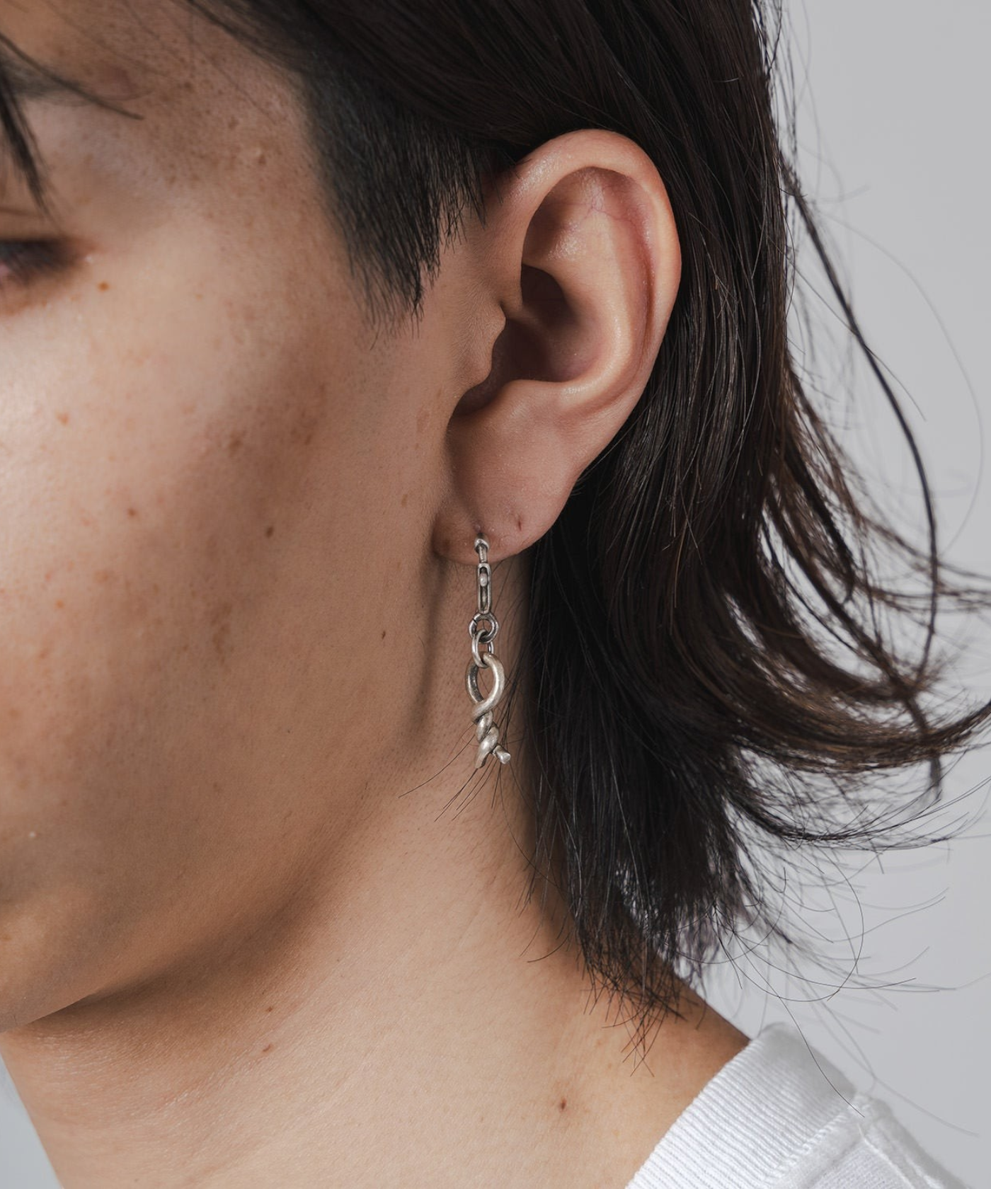 ROLE STOREのNARRATIVEPLATOON Bind pierce。シルバー925製のねじり結びモチーフが揺れるアンティーク仕上げの片耳ピアス。