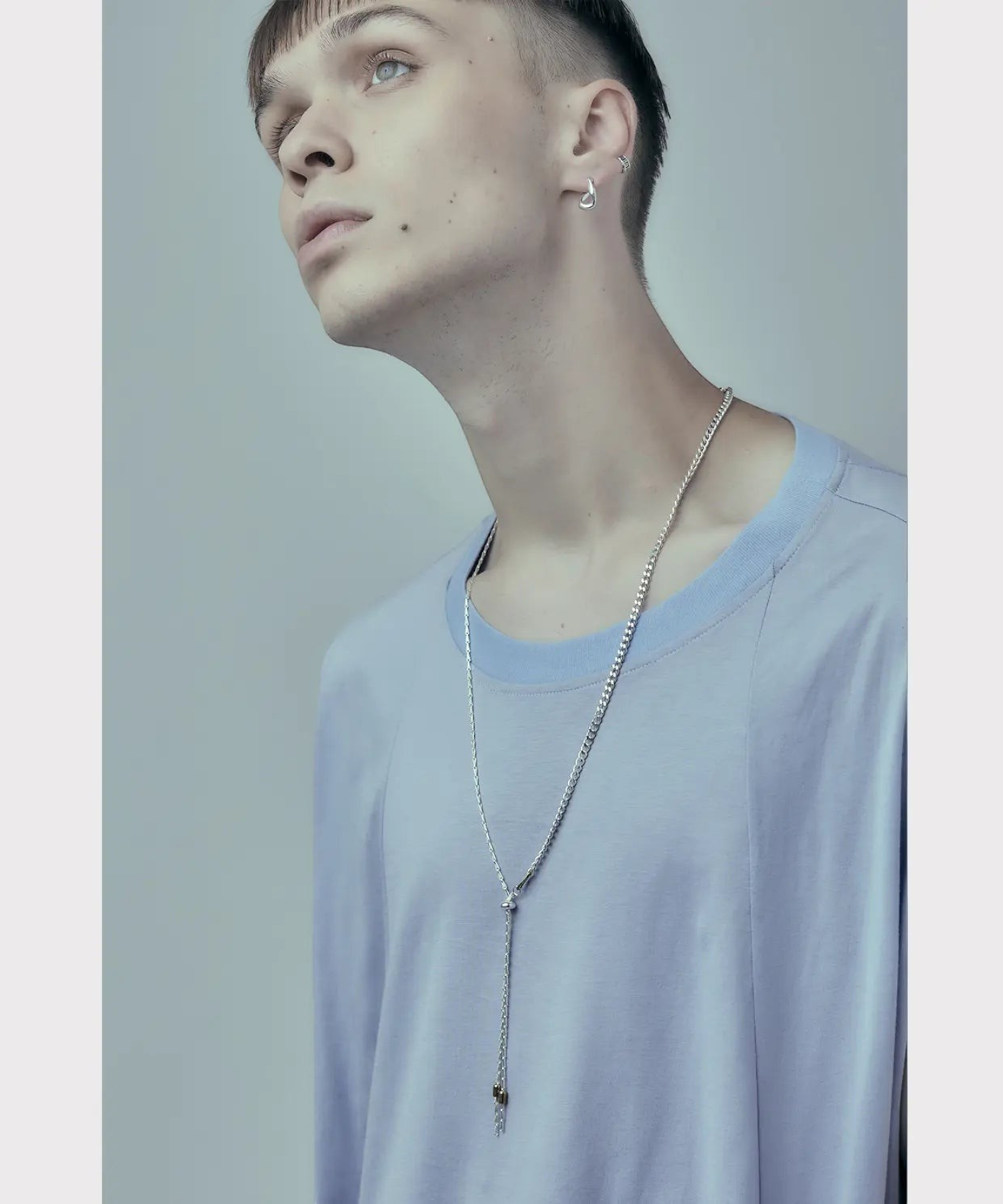 ROLE STOREのNOISE NECKLACE。2種類のシルバー925チェーンを組み合わせた、長さ90cmのスタイリッシュなコンビネックレスを着用したモデル。