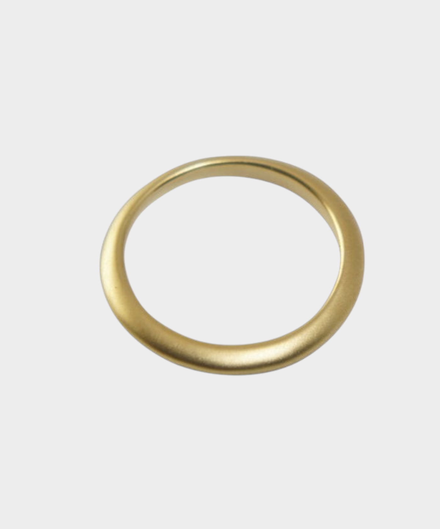 ROLE STOREのPile up ring。マットな質感のK18ゴールドコーティングが施された、いびつなフォルムが特徴的な細身のシルバー925リング。