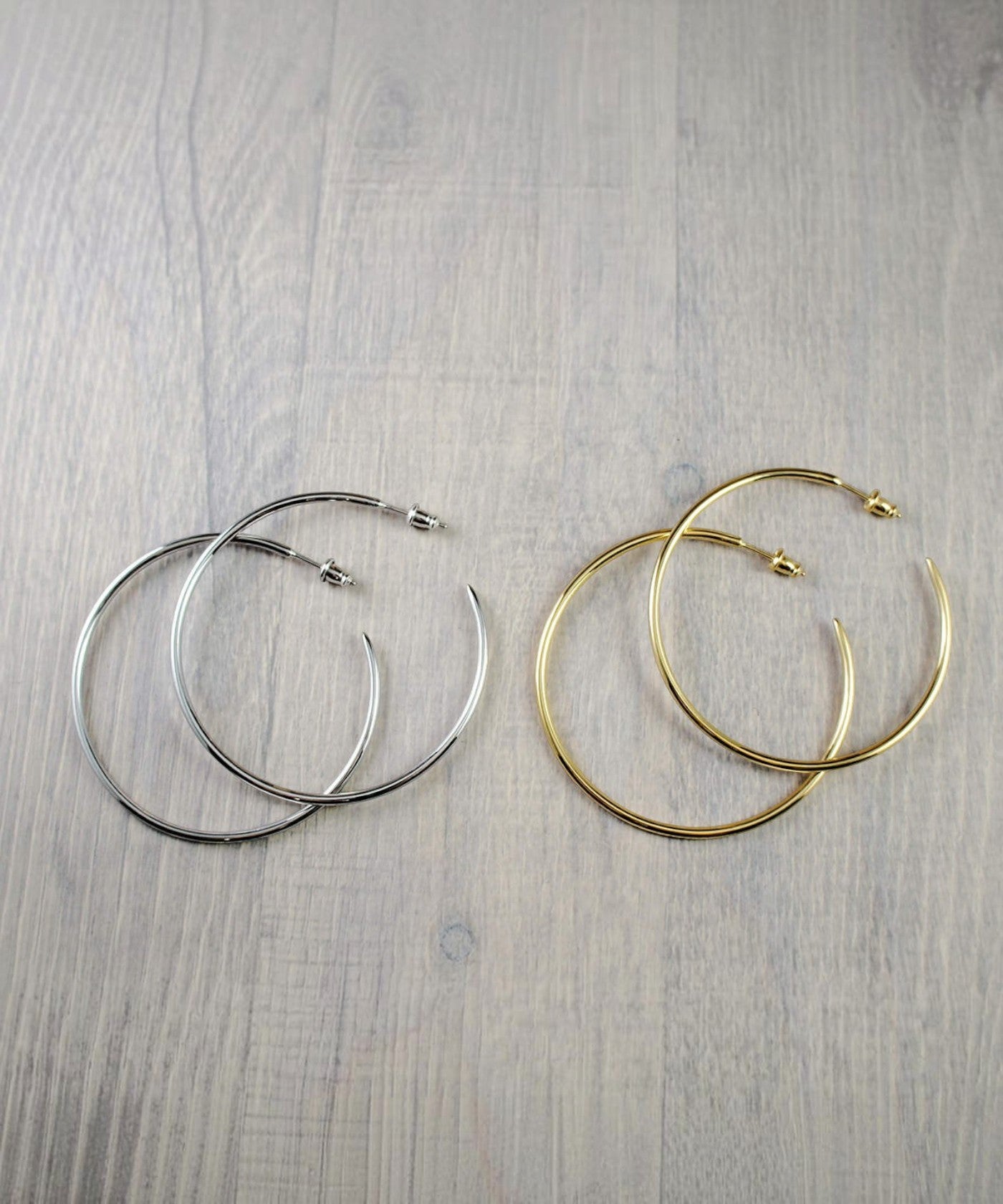 ROLE STOREのPointed pierce。シルバー925素材の先端が尖ったデザインのゴールドとシルバーのフープピアス。