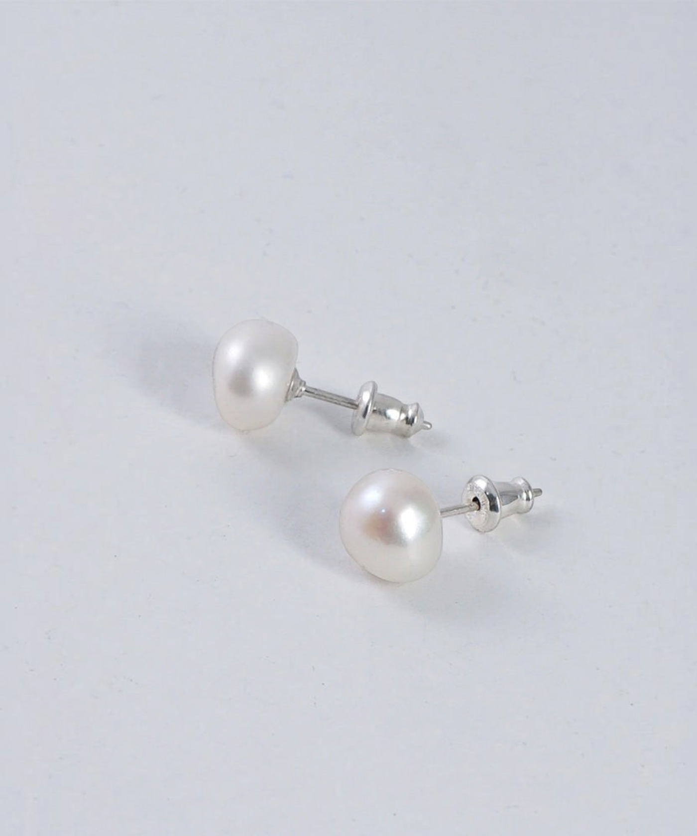 ROLE STOREのポテト型淡水パールとSilver-925を使用したメンズライクなスタッドピアス